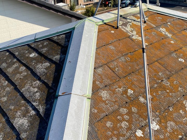 棟板金が飛散した屋根