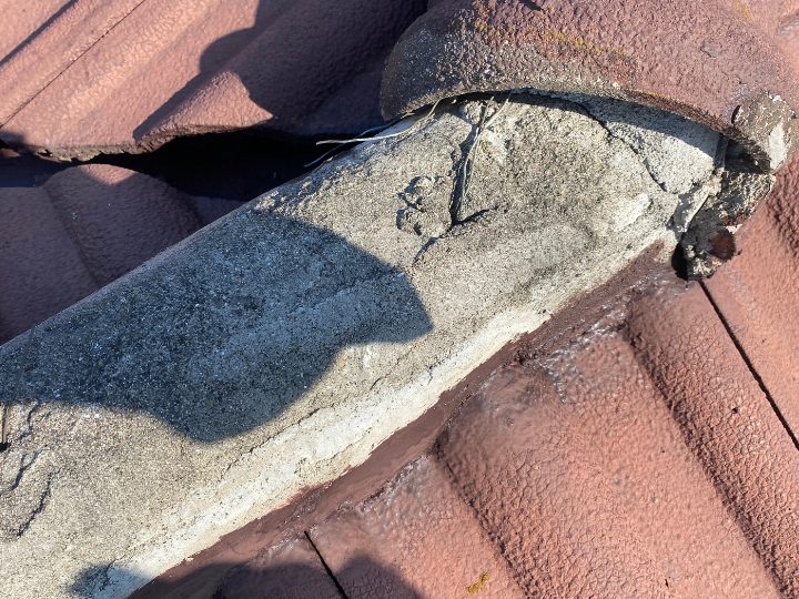 内部をセメントで固められた棟瓦