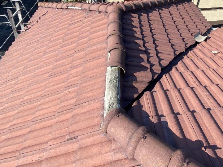 台風被害により飛散した棟瓦