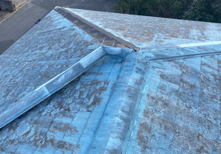 捲れあがった棟板金