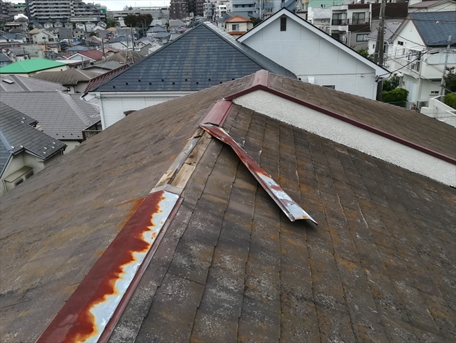 捲れあがった棟板金