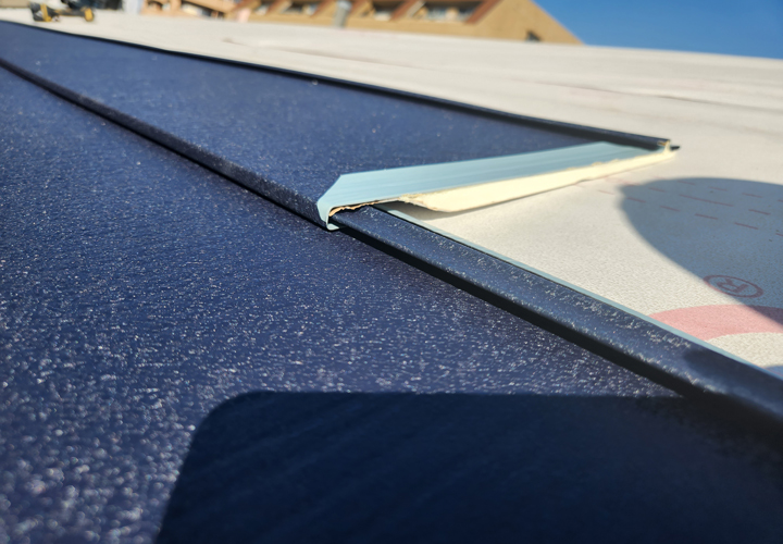 ガルバリウム鋼板製屋根材の断面図