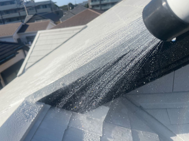 屋根に散水する様子