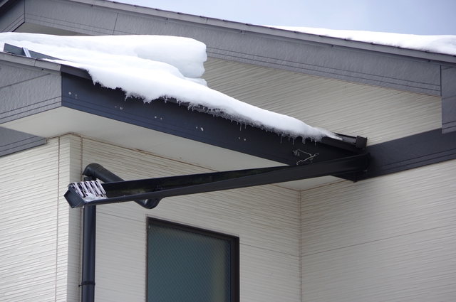 積雪の重みで外れた雨樋