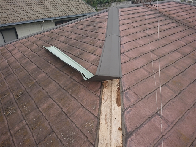 捲れあがった棟板金