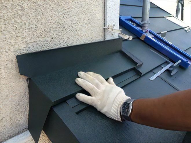 雨押えを施工している様子