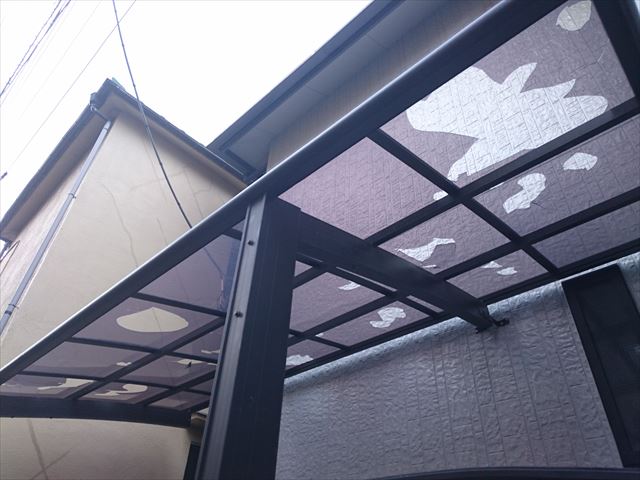 降雹によって割れたカーポート屋根