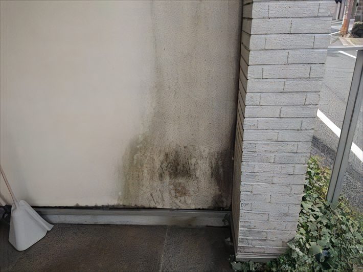 雨水が跳ねてできた汚れ