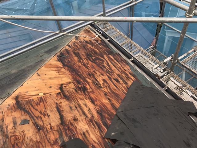 雨漏りによって腐食した野地板