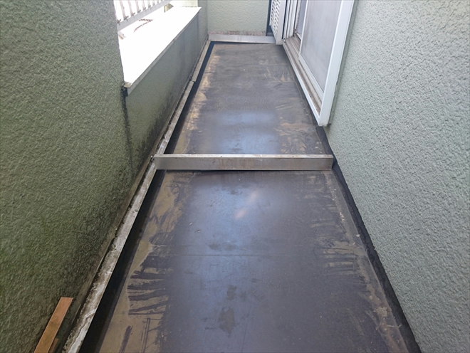 劣化したバルコニーの防水