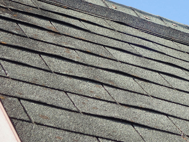 劣化したアスファルトシングル