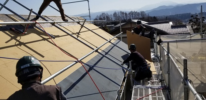 屋根工事の様子