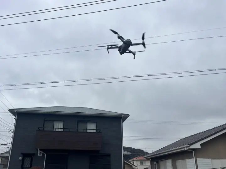 飛行中のドローン