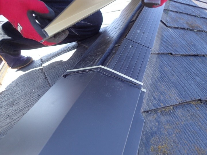 棟板金を設置