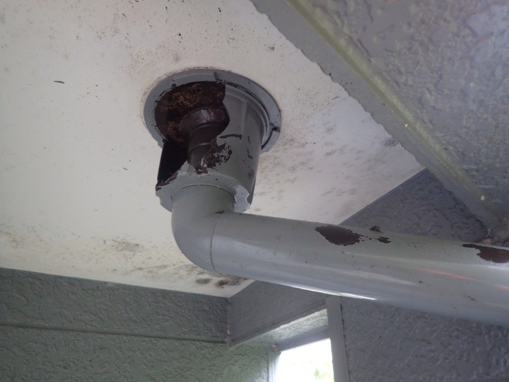 割れたベランダ下の雨樋
