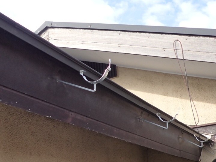 既存の雨樋等を撤去して吊り金具を設置