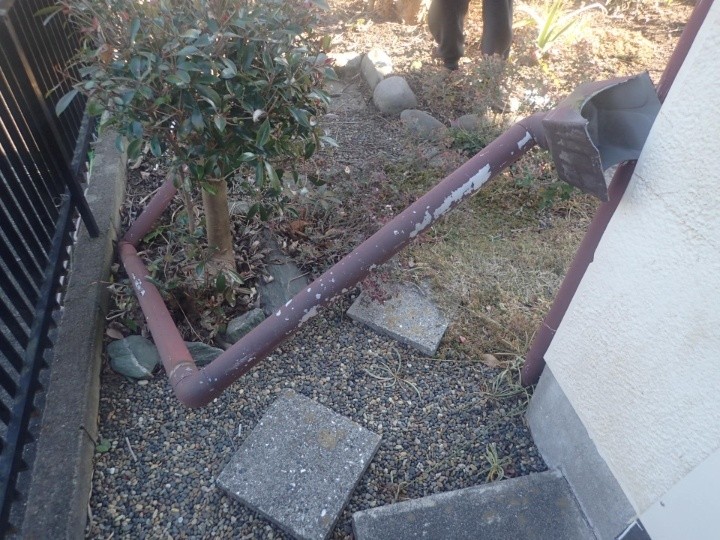 飛散して庭に落ちた雨樋