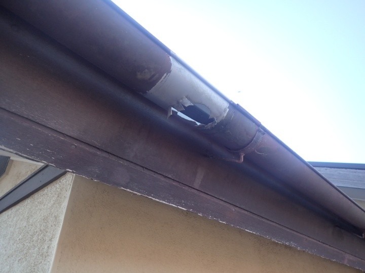 強風被害で壊れた雨樋