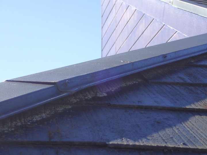 浮きが発生した棟板金