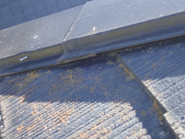 劣化した棟板金を点検