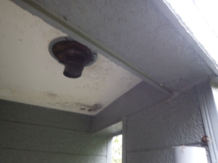 既存のポーチ桝と竪樋の取り外し作業