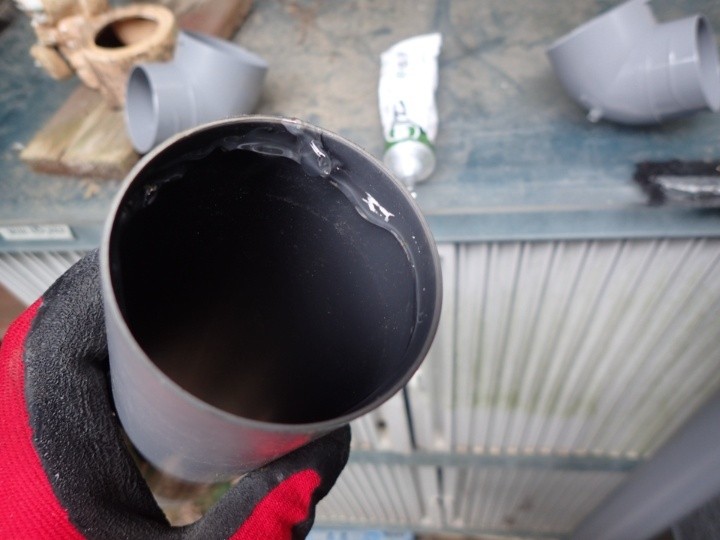 新しい雨樋の取り付け作業