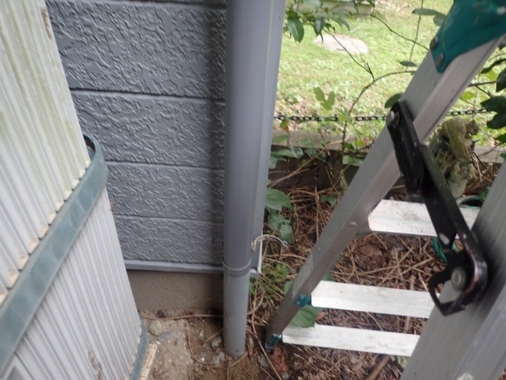 雨樋（竪樋）設置後に固定するバンドを取り付け