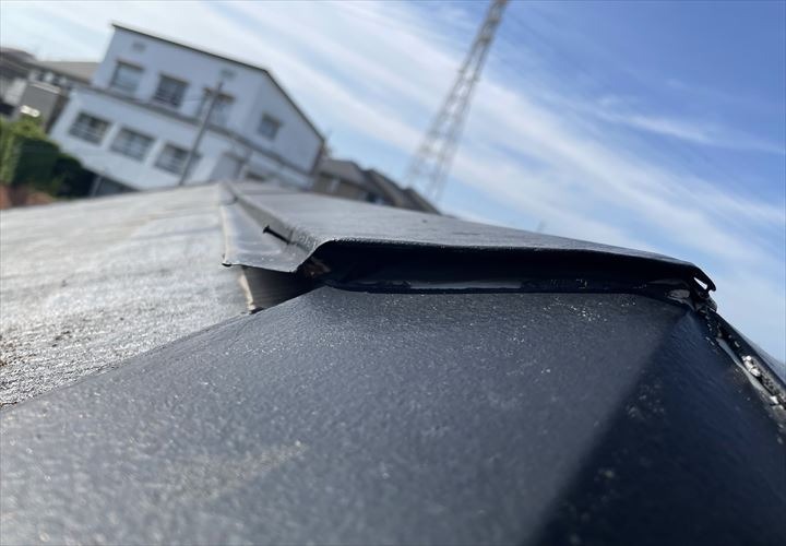 経年劣化により隙間の出来た棟板金