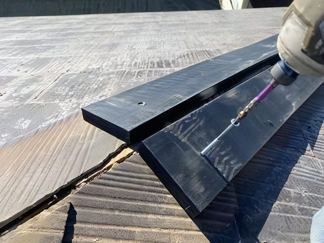 樹脂製貫板をビスで固定