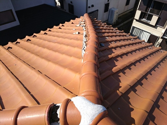 ズレて蛇行した棟瓦