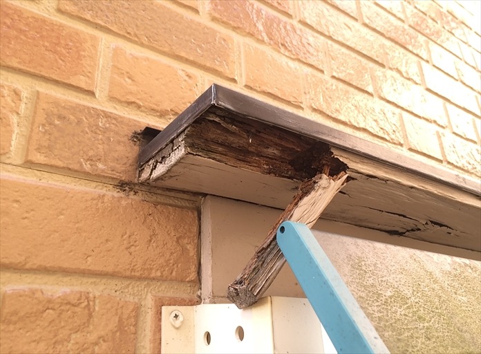 劣化した霧除け