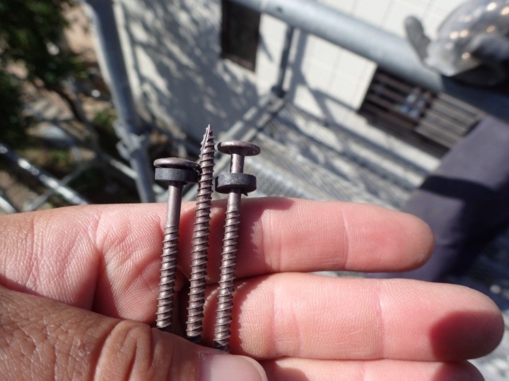 固定にはネジタイプのビスを使用