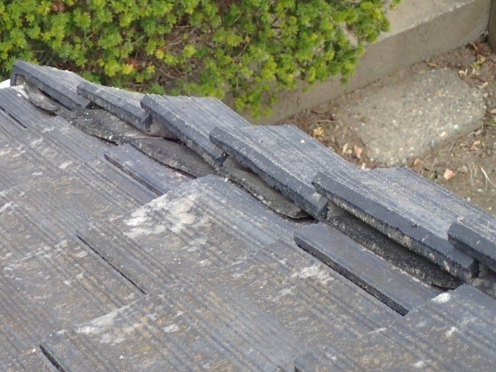 外れかけているケラバ瓦