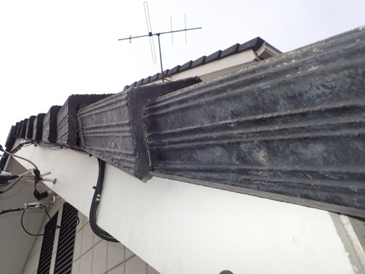 不規則にズレたケラバ瓦