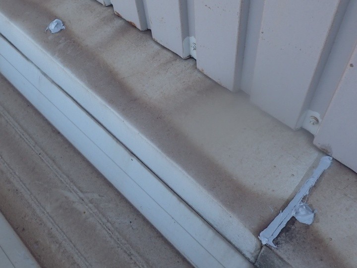 雨水の浸水口にコーキングで防水処理