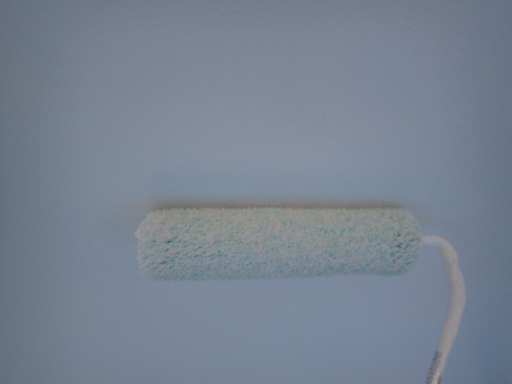 軒天(ケイカル板)の塗装作業