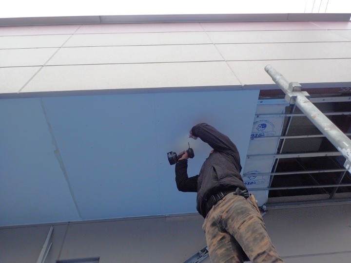 新しい軒天材の設置