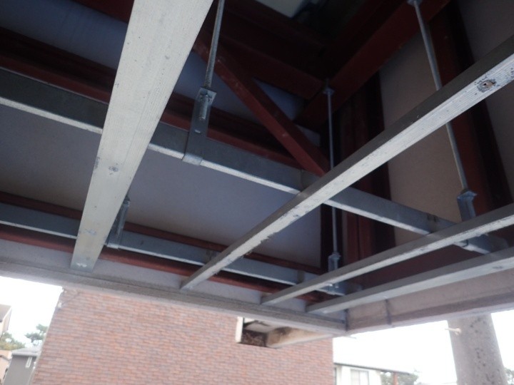 既存の軒天材を撤去