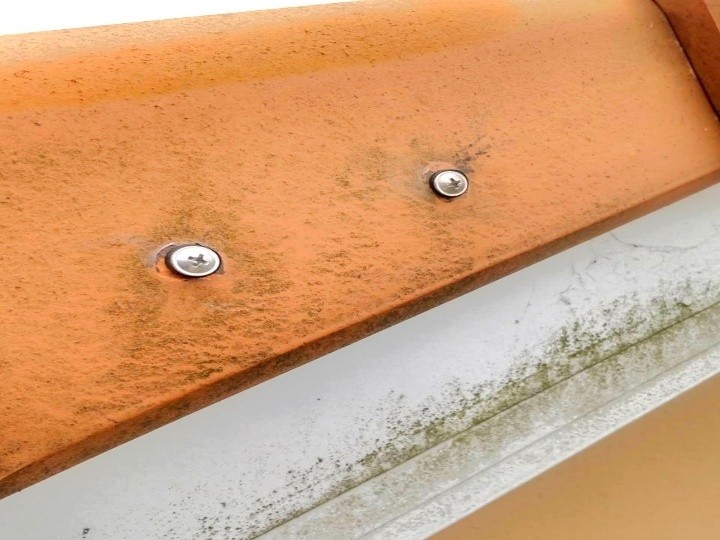 パッキン付きビスでケラバ瓦を固定