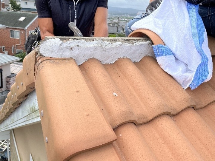 屋根上部の棟瓦を解体