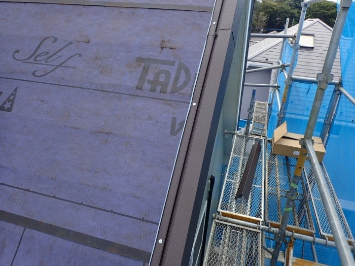 ケラバ板金を取り付け