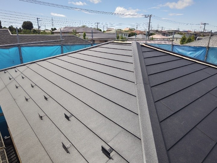 金属屋根材「スーパーガルテクト」を敷設