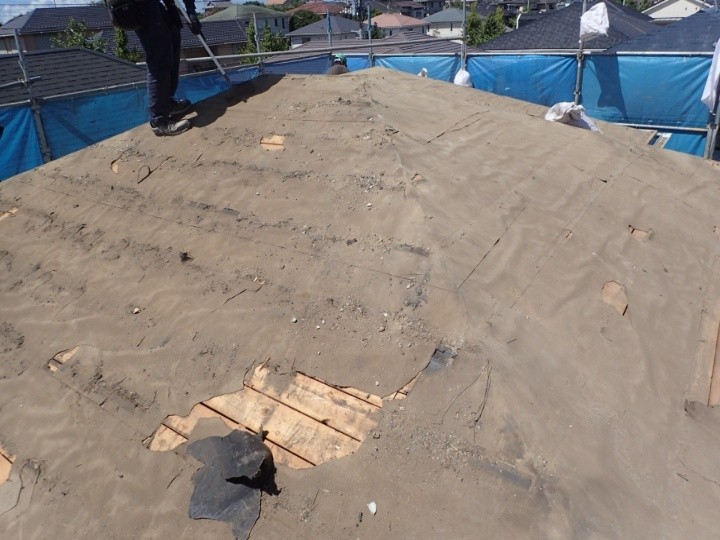 既存の瓦を撤去