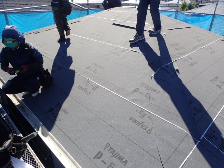 防水紙（ルーフィング）を敷設