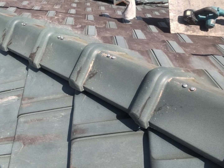 棟瓦を設置してゴムパッキン付きのビスで固定