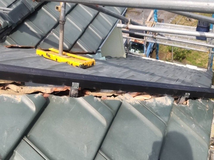 金具を設置して樹脂製貫板を固定