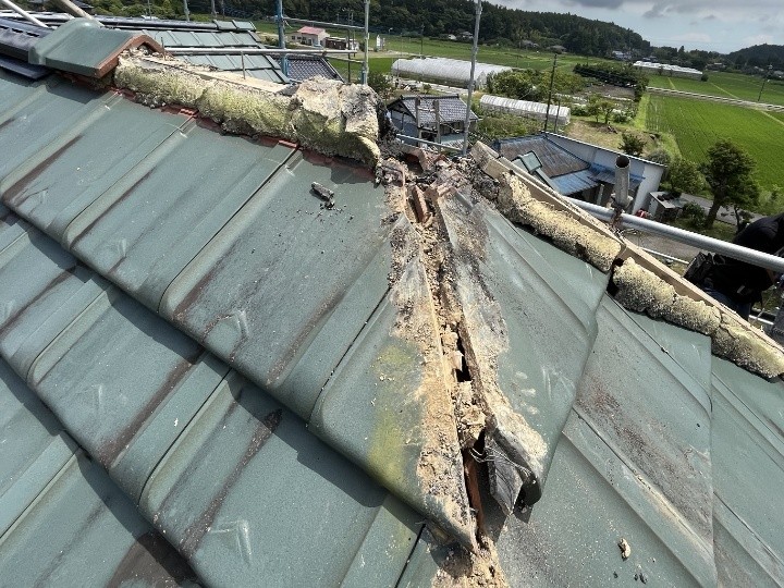 既存の棟瓦を撤去