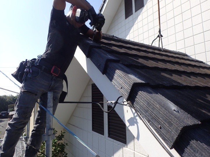 ケラバ瓦の固定作業