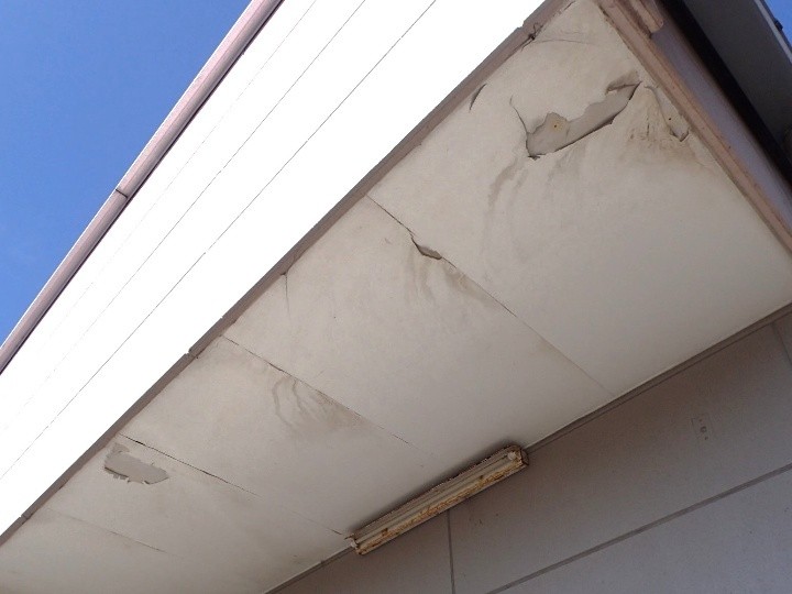 雨染みが目立つ軒天