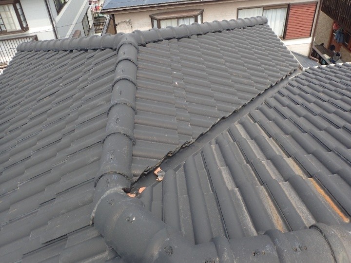 屋根材はモニエル瓦を使用